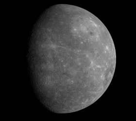 Mercury Los romanos le pusieron el mensajero de los Dioses porque se movía más rápido que los otros planetas. Es más pequeño que la Tierra pero más grande que la Luna.