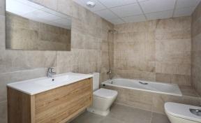 (Opcional) BAÑO GENERAL Baño principal equipado con mueble suspendido y lavabo en color blanco, con su correspondiente espejo. -Grifería monomando cromada.
