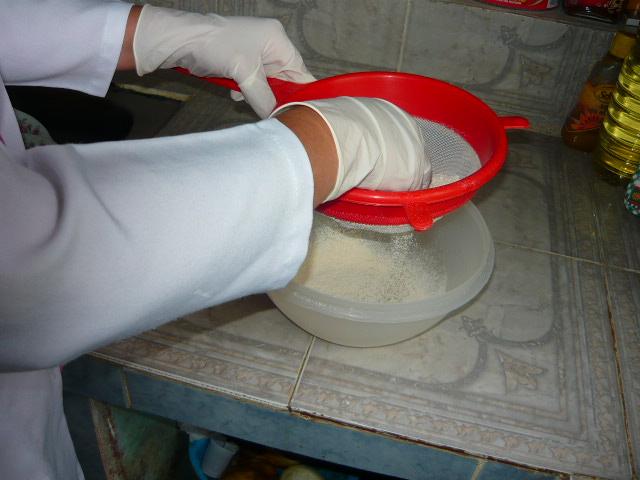 hornear y maicena en un recipiente con la ayuda de una cuchara, luego se integró los líquidos en un recipiente