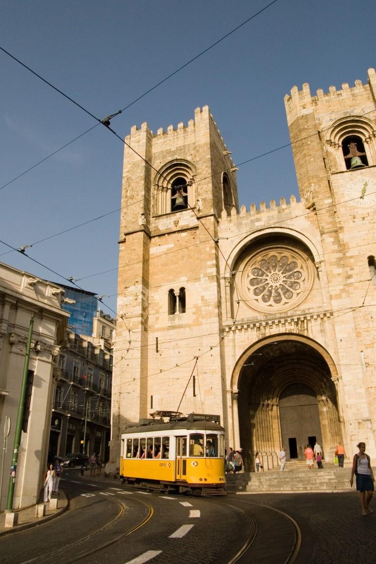 Alojamiento: hotel 4 * Catedral de Lisboa Día 2 - Lisboa Excursión de día completo en