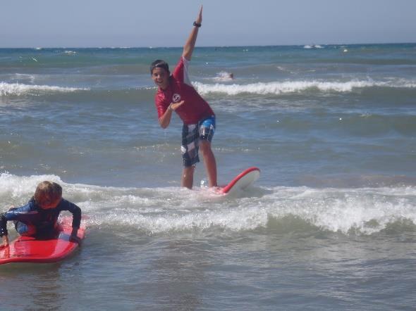 SURF: Consiste en mantenerse en equilibrio, deslizándose sobre una tabla, arrastrada por una ola, el