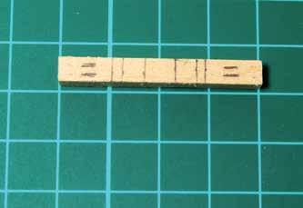 Es más fácil hacer las verticales en los extremos opuestos de la pieza de 40 mm de madera y luego córtarlas a la medida adecuada.