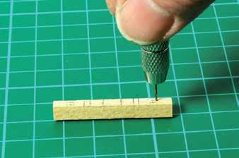 Recorta una tira de 2 x 3 mm de 47 mm de largo y marca la posición de las piezas verticales como indican los planos. 2. Bisela ligeramente los extremos y los bordes de la cruzada.