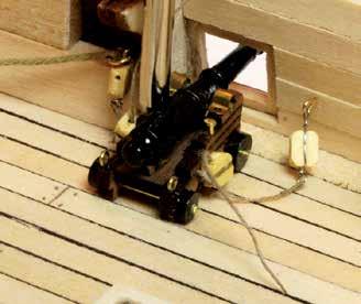 Equipar las jarcias a los cañones Además de atar los cabos y el aparejo, clava los cañones a la