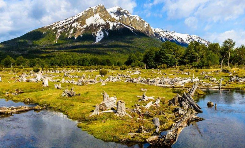 Esta pequeña localidad, ubicada al pie del cerro homónimo y a orillas del lago Argentino, rodeada de un típico paisaje de meseta patagónica, es la puerta de acceso al imponente Parque Nacional los