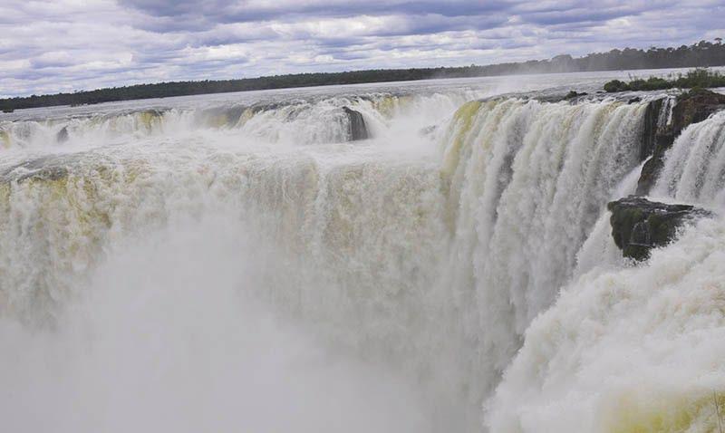DÍA 12: Buenos Aires - Iguazú Traslado al aeropuerto y embarque en el vuelo hacia Iguazú. Traslado al hotel y alojamiento.