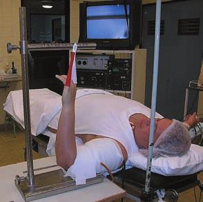 Figura 2: Paciente decúbito dorsal posicionado en torre de tracción codo a 90ª fijación del brazo y tracción digital.