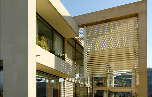 Cortasoles Accionables / Termobrise 150-335 Producto diseñado para fachadas de edificios, como protector de la incidencia de los rayos solares y del ruido externo.