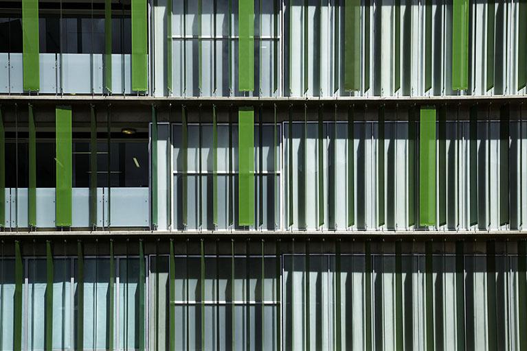 Estos paneles, al ser perforados, pueden emplearse como elemento de control solar. En fachadas se pueden instalar con sus ondas en forma vertical u horizontal.