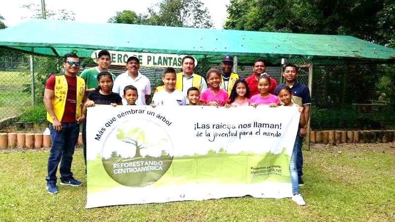 Junto al Ingeniero Franco y la Coordinación "Reforestando Centroamérica en Panamá", estuvieron niños de la escuela Finca 32,