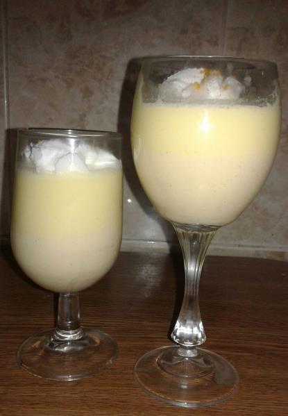 Crema de coco 1 litro de leche Piel de 1 limón 5 cucharadas soperas de azúcar 50gr de coco rallado 4 cucharaditas de maicena 1 tacita de agua (tamaño tacita de café) Poner a hervir la leche junto con