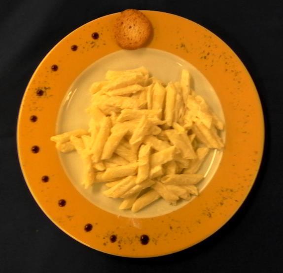 Macarrones al queso 400gr de macarrones 400ml de nata ( o 200ml de nata y 200ml de leche) ¼ de sobre de queso parmesano 50gr queso philadelfia ¼ de cuña de queso azul Queso rayado para gratinar al