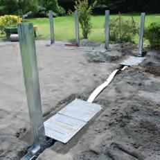 Poteaux en acier à enterrer de 15x15 cm évitant des renforts apparents extérieurs, pour mieux profiter de l espace du jardin.