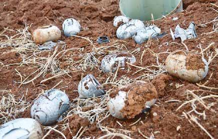 7 Anadolu Agency/Getty Images Hay restos de bombas en racimo, incluidas las submuniciones explosivas, en el suelo.