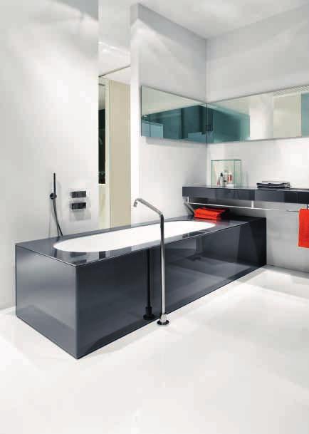 Vasca Eclettico a misura e piano Flat con lavabo in acciaio asimmetrico in Vetro grigio.