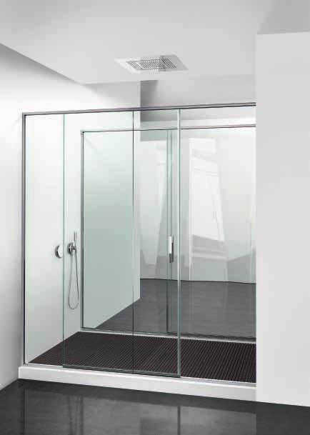 Box doccia Slide passante con anta laterale, profili e maniglia in alluminio brillantato.