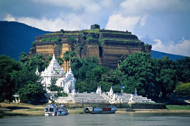 Myanmar tiene frontera en el norte con la llamada Región Autónoma del Tíbet, bajo soberanía de China;