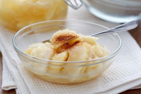 1 0 una cdita de esencia de vainilla una cdita de miel un sobre de gelatina sin sabor Pela las manzanas, quítales las semillas y córtalas en cuartos.