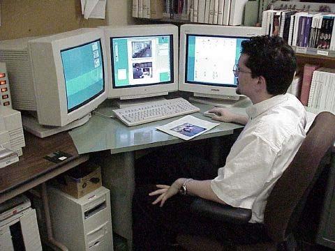 Los computadores personales (PC) son los más populares y abarcan desde computadores portátiles hasta computadoras de escritorio que se suelen utilizar como herramientas en los puestos de trabajo, en