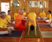 Los profesores de Yoga no son formados solamente en asanas, una parte importante del Hatha Yoga clásico, sino también en valores éticos (yamas y niyamas), pranayamas (ejercicios de respiración) y