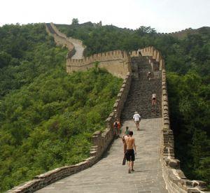 Día 20 Pekín. Exc. Gran Muralla Excursión de medio día a la Gran Muralla en su sección de Mutianyu, un tramo desde donde se tienen panorámicas espectaculares del muro serpenteando sobre las montañas.