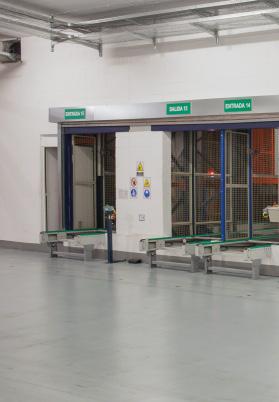 Las carretillas elevadoras de guiado automático (AGV) recogen los palets y los depositan en los transportadores de entrada al almacén.