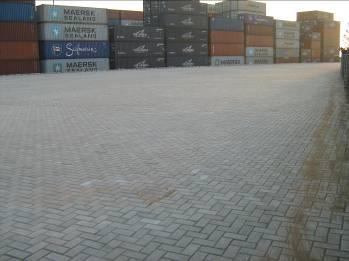 La obra consiste en la pavimentación en adocreto para deposito de contenedores, en el Puerto de