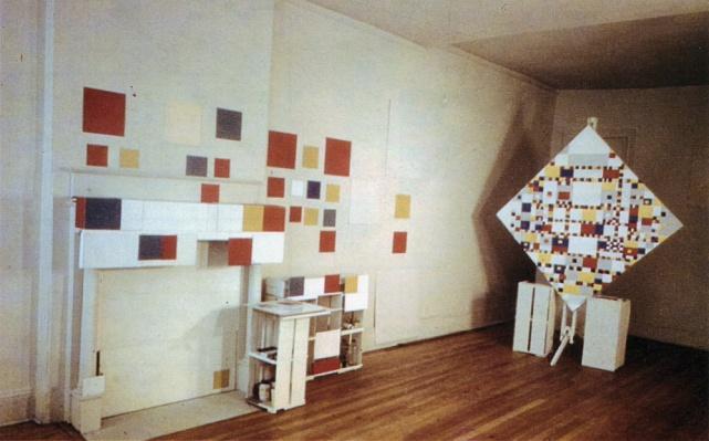 Mondrian se trasladó a la calle 15 East 59th en octubre de 1943: en este caso, las paredes estaban ya estaban blanqueadas, por lo que Mondrian solo tuvo que añadir los planos de color.