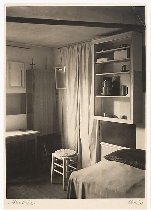 Un rincón del estudio de Mondrian en el 26 de la rue du Depart con una cama, taburete, cortinas y espejos. Foto André Kertész. 1926.