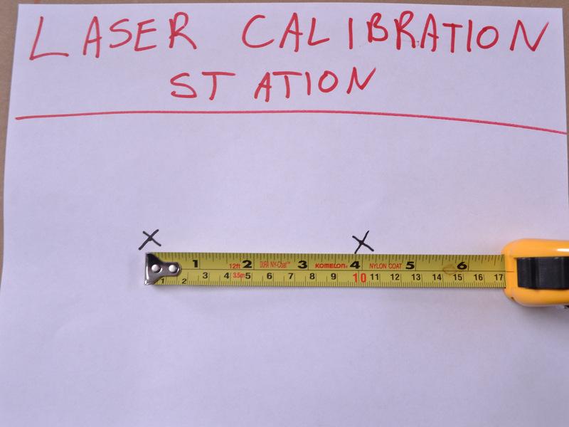Step 21 Paso 21 - El láser de montaje Crear una "Estación de calibración láser" (Pedazo de papel con dos X