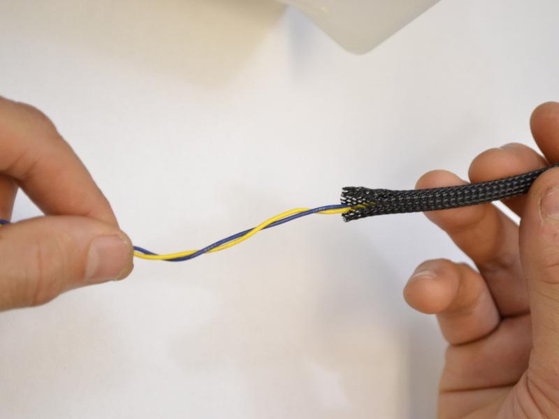 Coloque la envoltura de 1/4 "cable restante en el carrete de cable y moverlo hacia abajo del cable para que podamos ponerlo es su posición después de