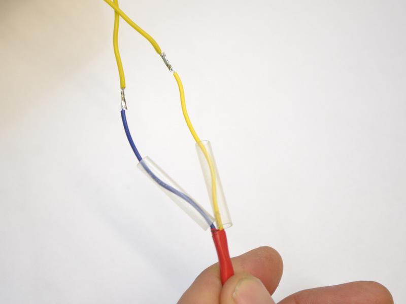 Pelar y estañear los cuatro hilos para la correa de sujeción (dos de ROV y dos de la bobina de cable).