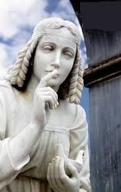 Italia, Sandro Mondolfi, realiza la estatua de las Tres Gracias y quince piezas de