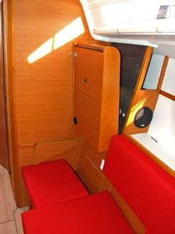 Imprescindible en crucero El gran pañol de popa dispone también de acceso por una puerta en el mamparo del cuarto de baño. Puede sustituirse por una tercera cabina.
