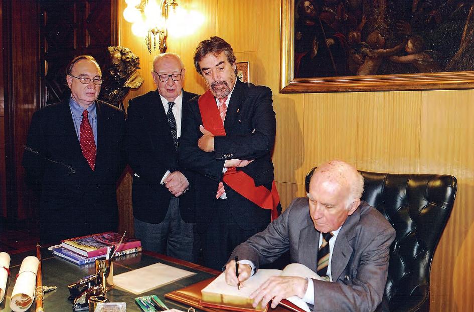 Eduardo Ducay firmando como hijo predilecto de Zaragoza (octubre de 2006).