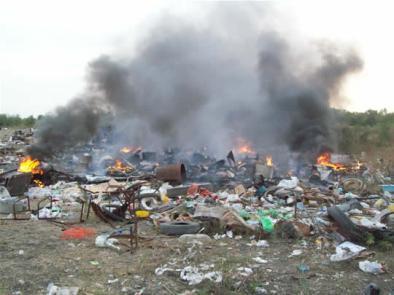 Incineración no controlada con mala combustión de los residuos (gases y humos, malos olores).