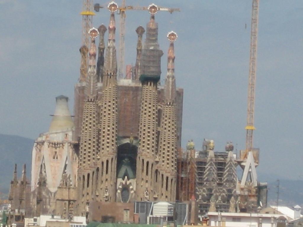 Itinerari: 1. La Sagrada Família A partir d'aleshores,diversos arquitectes han continuat l'obra seguint la idea original de Gaudí.