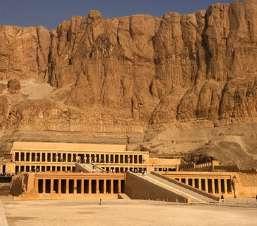 Finaliza el día con los Colosos de Memnon, del rey Amenophis III, que guardan la entrada de su templo funerario. Alojamiento. Día 05 (Viernes) - Luxor - Hurghada Desayuno.