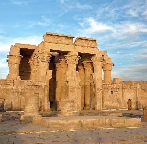 Se sugiere visitas (no incluido) Menfis y Sakkara; primera capital del antiguo Egipto donde se descubrió la colosal estatua de Ramsés III y la esfinge de alabastro.