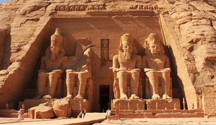Continuación a Sakkara, la necrópolis más grande de Egipto, donde se encuentra su primera pirámide. Alojamiento. Salidas: Martes - Domingo Día 04 (Viernes) - El Cairo - Aswan Desayuno.