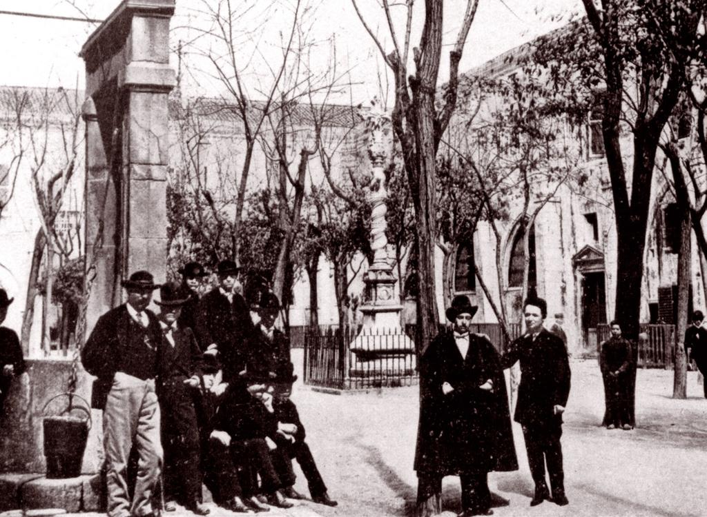 XVI BECA BAGES AL METGE JOVE Estudiants de medicina al pati de l antic Hospital de la Santa Creu de Barcelona, cap a principis del segle XX.