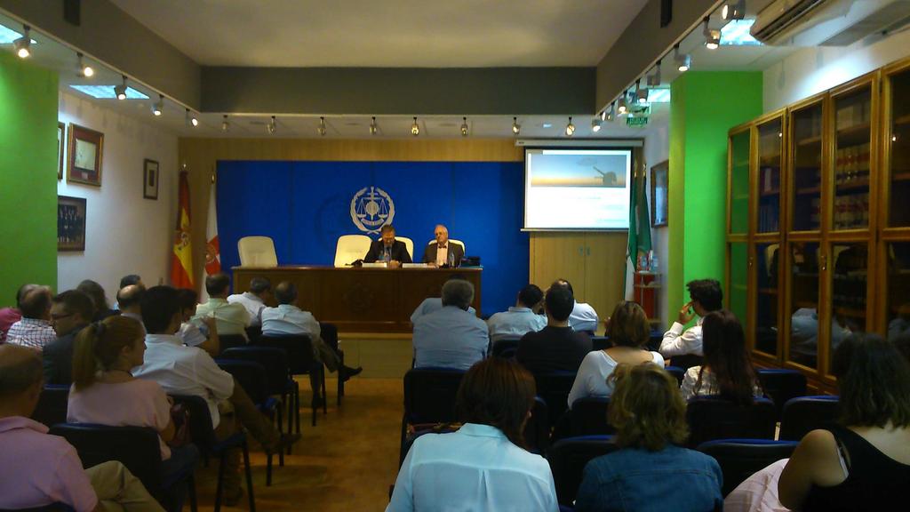 Antes de la intervención del Magistrado, el Catedrático de Derecho del Trabajo y Seguridad Social D. José Luis Monereo como Director del FAS Granada y Almeria; D.