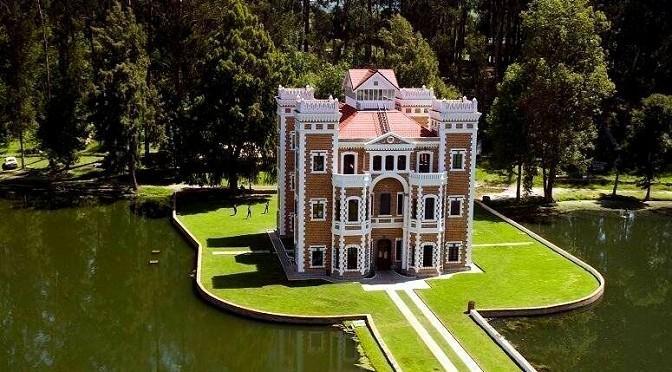 Ex Hacienda de Chautla, Puebla Este encantador castillo del siglo XIX está al centro de un lago artificial que a su