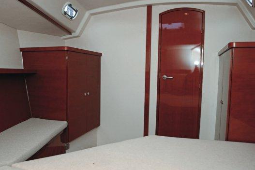 Aunque los dos camarotes de popa disponen del mismo espacio de vestidor, el de babor tiene una litera veinticinco centímetros más ancha.