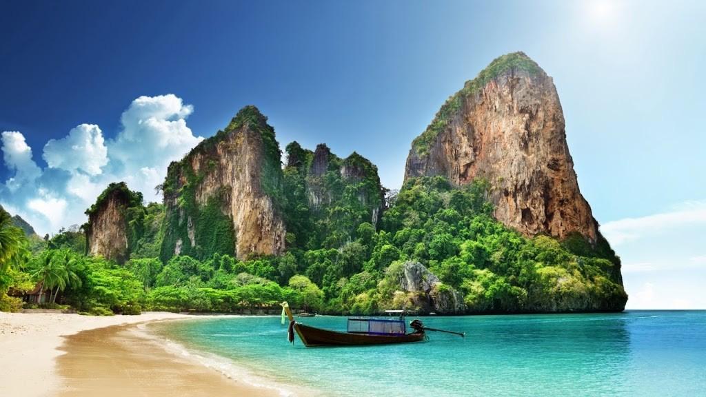 DÍA 4: Una vez acabada la estancia en las pequeñas islas, partiremos hacía las famosas islas Phi Phi, conocidas por todo el mundo, gracias a sus espectaculares