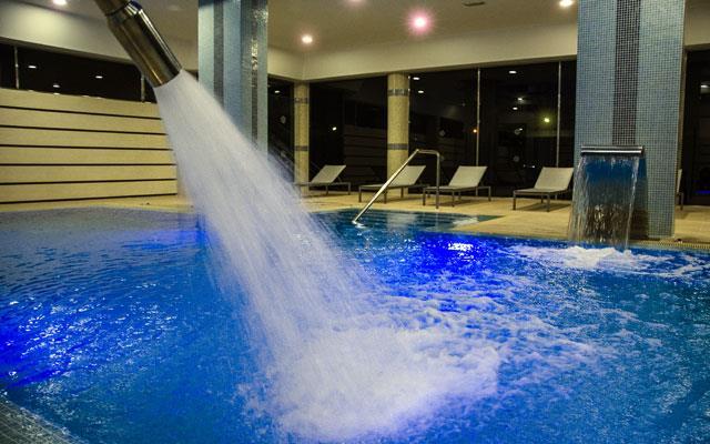 Tiempo libre para los adultos. Los papás y mamás podrán disfrutar de un tiempo de relax en la piscina termal de nuestro hotel.