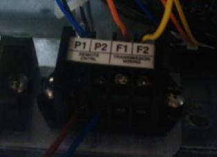 Por otra parte, para conectar el dispositivo KLIC-DI a la unidad interior de aire acondicionado se debe conectar el terminal de la placa PCB de la máquina Daikin mediante un cable de 2 hilos con el