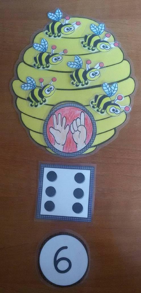 ABEJAS EN LA COLMENA Juego 1: En la colmena se coloca la carta con dedos, con puntos o con la grafía del número y el niño coloca las abejas correspondientes a la cifra indicada.