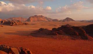 000 años los nabateos ubicaron la capital de su imperio a lo largo de 500 años, esculpiendo admirables templos y tumbas en las montañas rosadas y utilizando sistemas avanzados agrícolas y de