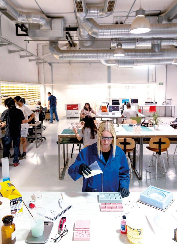 Instalaciones IED Madrid Fab Lab Equipado con un taller de fabricación manual, digital y acabado, este espacio apuesta por el espíritu empresarial, de